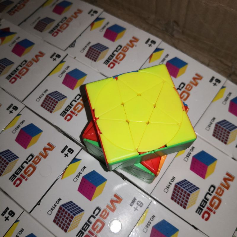 Đồ chơi Rubik biến thể Pentacle cube xoay cực êm
