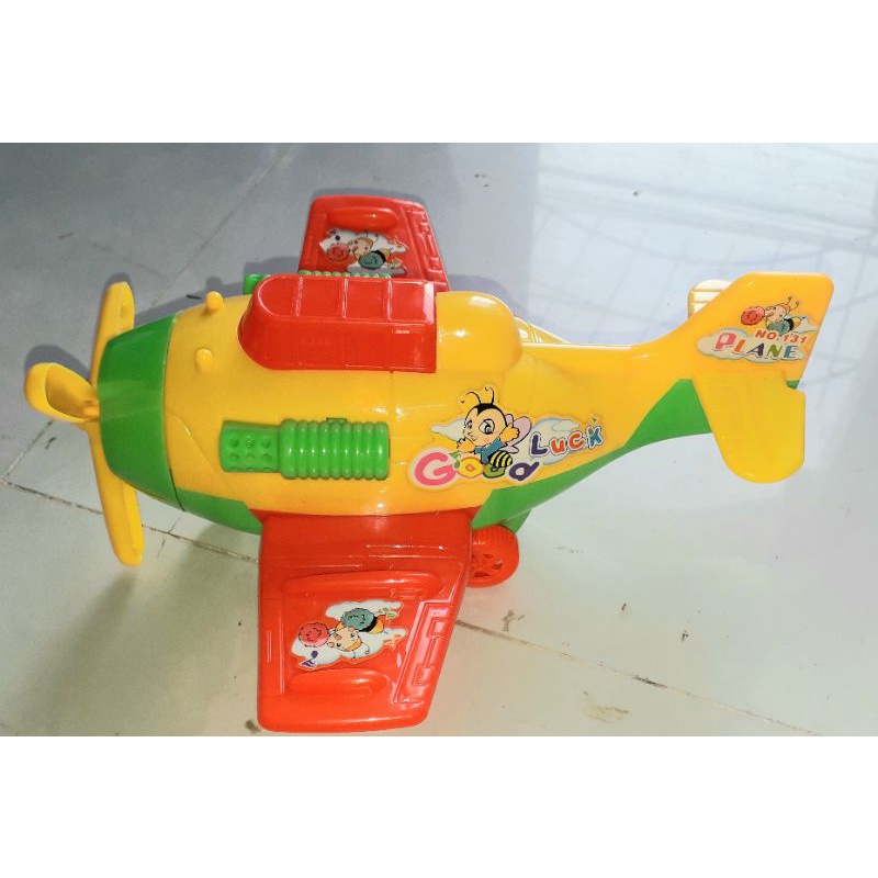 Một chiếc máy bay trực thăng bằng nhựa chạy chớn rất đẹp