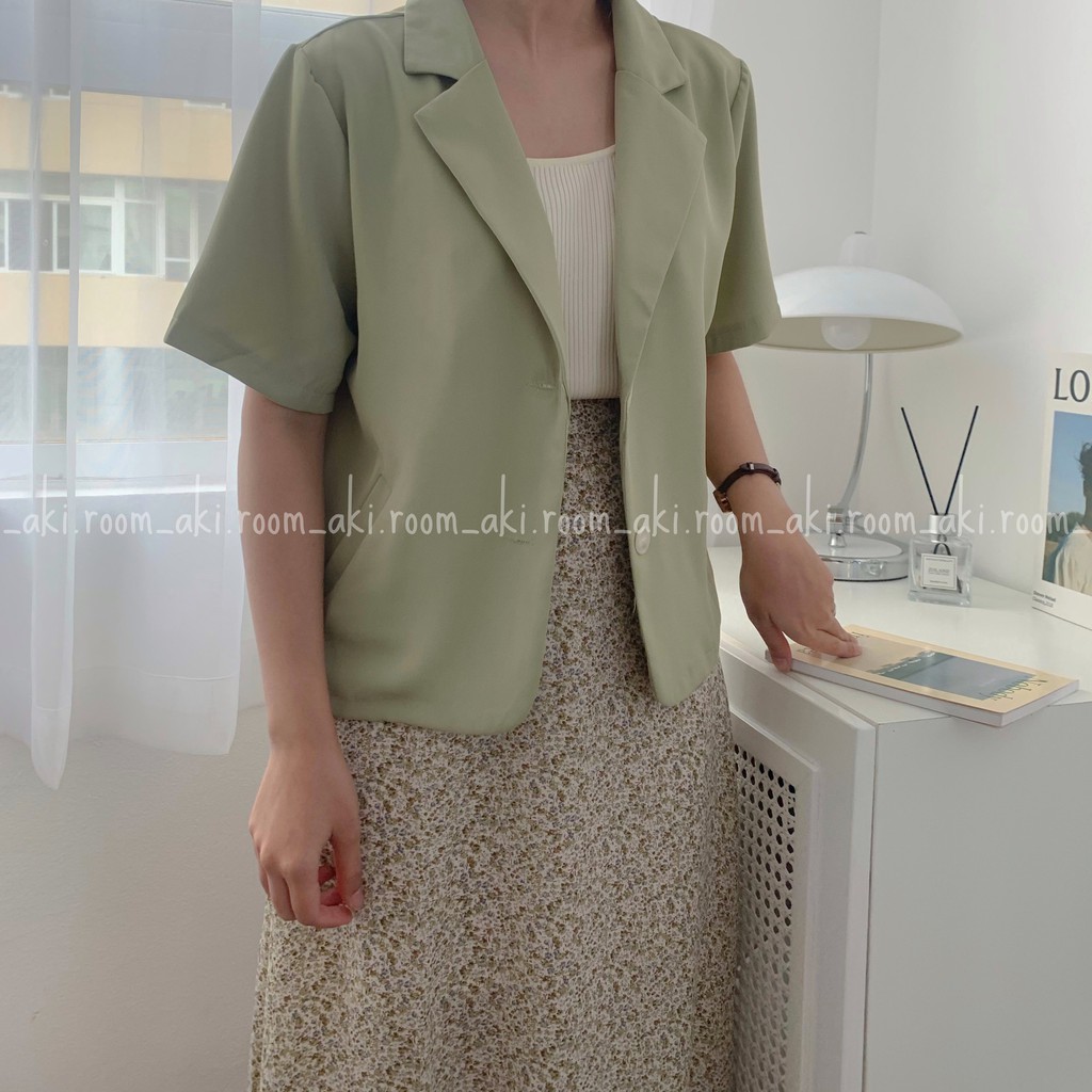 Áo blazer cộc tay dáng lửng hai khuy