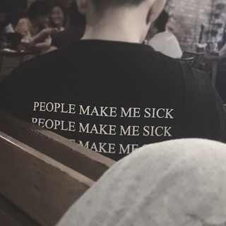 Áo thun đen unisex in 2 mặt people make me sick.
