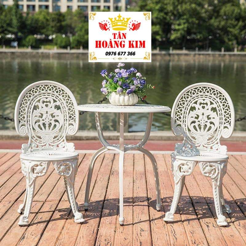 Bàn ghế ban công ,sân vườn nhôm đúc mẫu vương miện 2 ghế 1 bàn