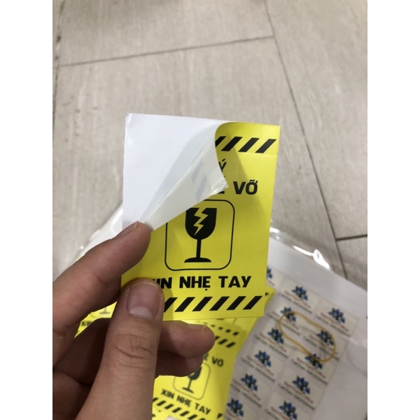 100 tem cảnh báo hàng dễ vỡ xin nhẹ tay bóc dán