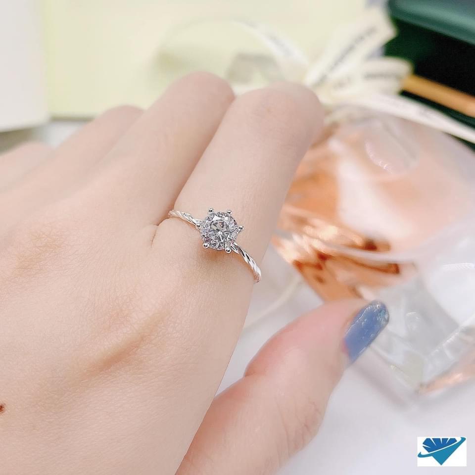 Nhẫn nữ bạc thật thân xoắn gắn đá cao sáng đẹp trẻ trung - Kho sỉ bạc Nhất Linh