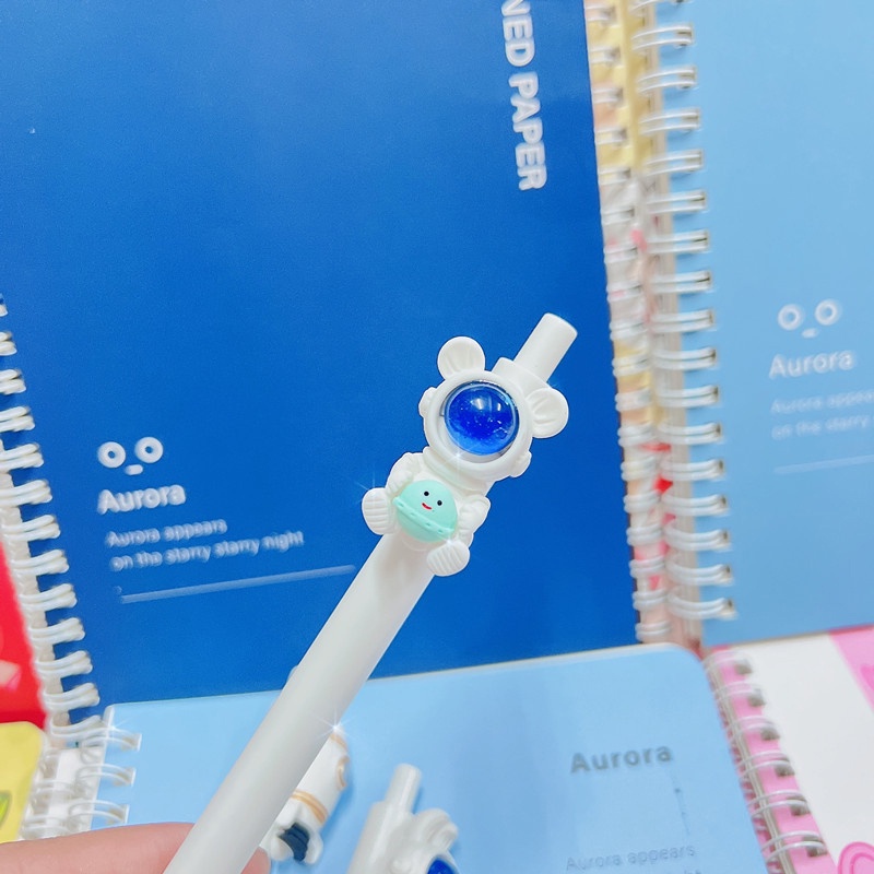 Bút Bi Mực Đen Ngòi 0.5 Họa Tiết Phi Hành Gia Hoạt Hình