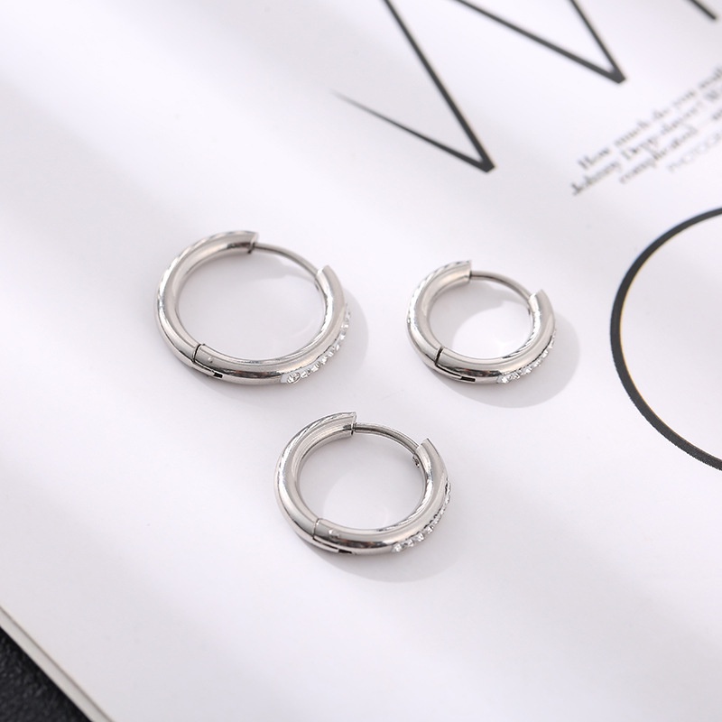 Khuyên titan tròn ft đính kim mặt trước cá tính