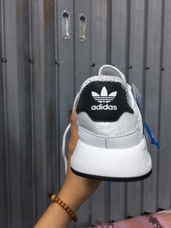 Giày adidas XPLR trắng vạch đen phản flash