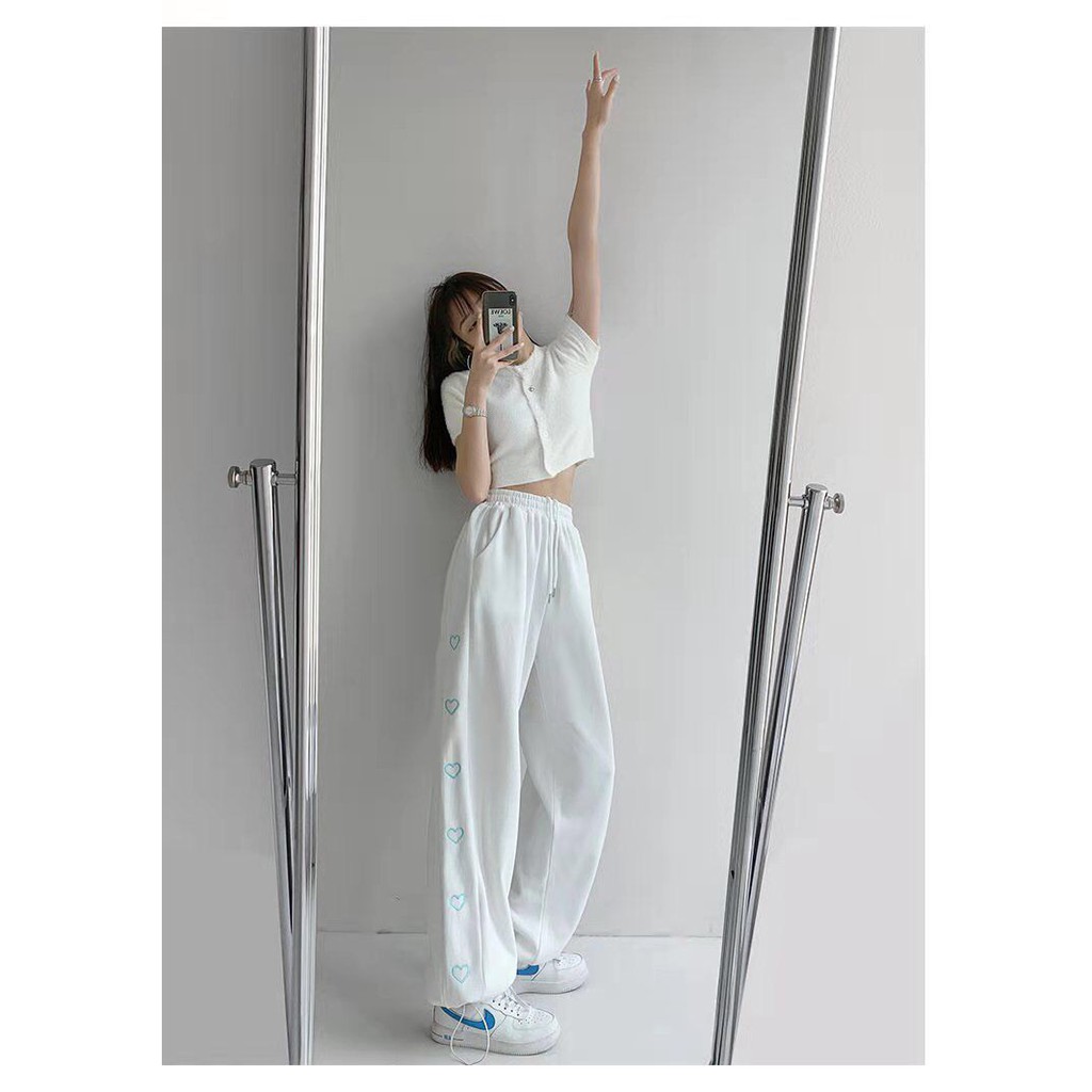 Quần thể thao ống rộng kiểu dáng jogger nhiều tim trẻ trung năng động | BigBuy360 - bigbuy360.vn