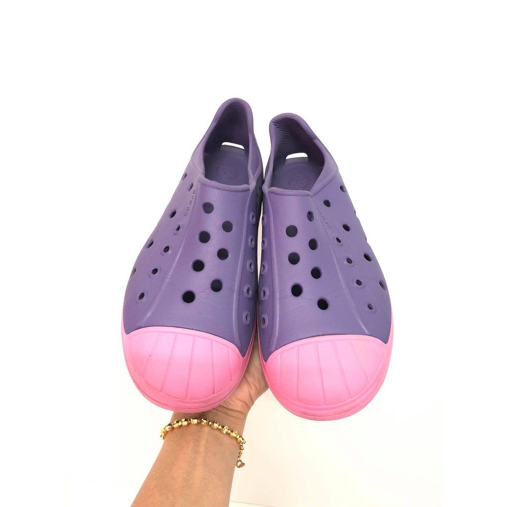 Thanh lý đôi giày lười hiệu Crocs cho bé