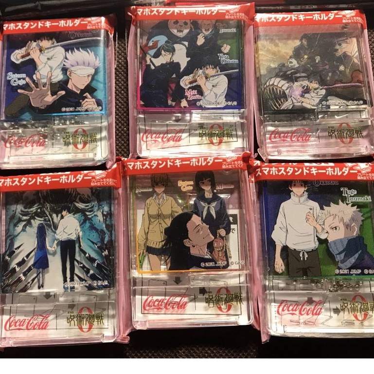 Giá đỡ điện thoại kiêm móc khóa Jujutsu Kaisen 0 x Coca cola - Jujutsu Kaisen 0 Coca Cola Phone Stand and Keychain