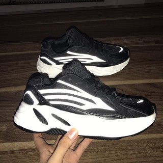 Giày Sneaker v2 700 Đen Trắng Phản Quang