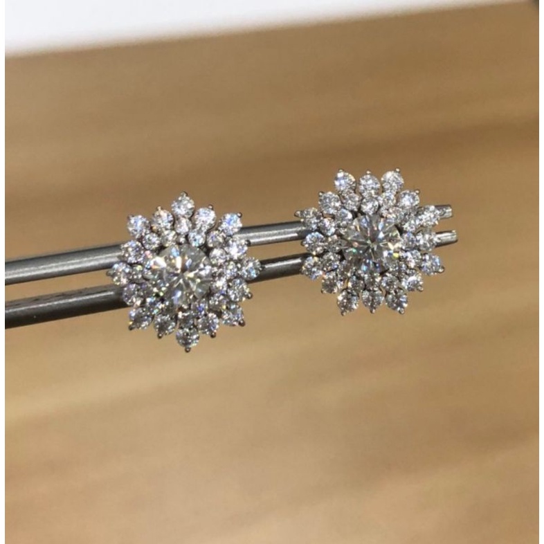 Đôi bông tai tuyết Full Moissanite, v.àng t.rắng. Được giám định ép vỉ tuổi vàng và full Moissanite của viện giám định