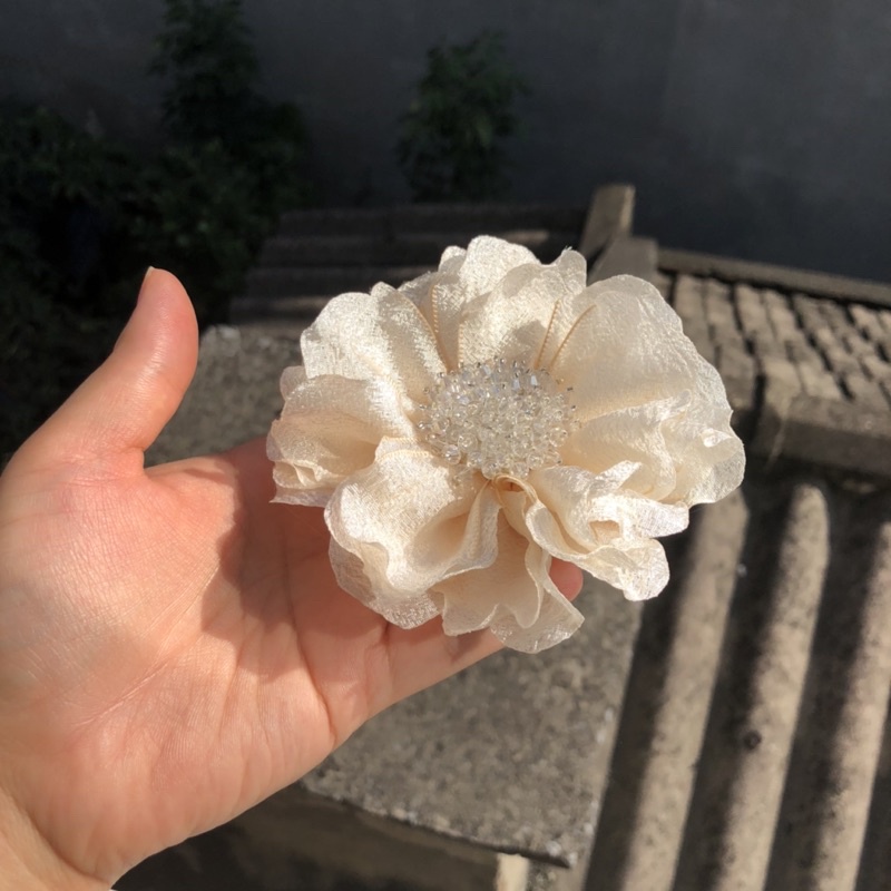 Hoa cài áo handmade cao cấp- Hoa voan tơ nhăn màu kem- 10cm đính nhuỵ pha lê trắng