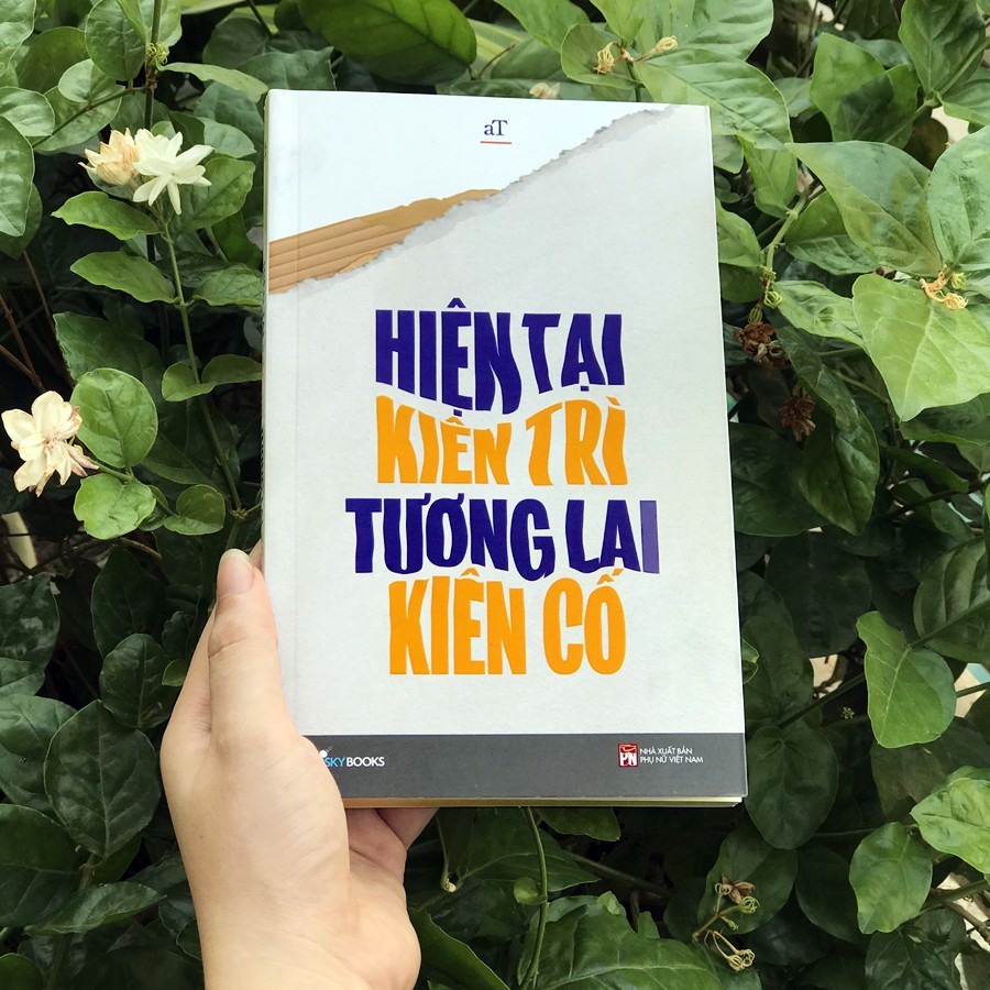 Sách - Hiện Tại Kiên Trì Tương Lai Kiên Cố (Kèm Bookmark)