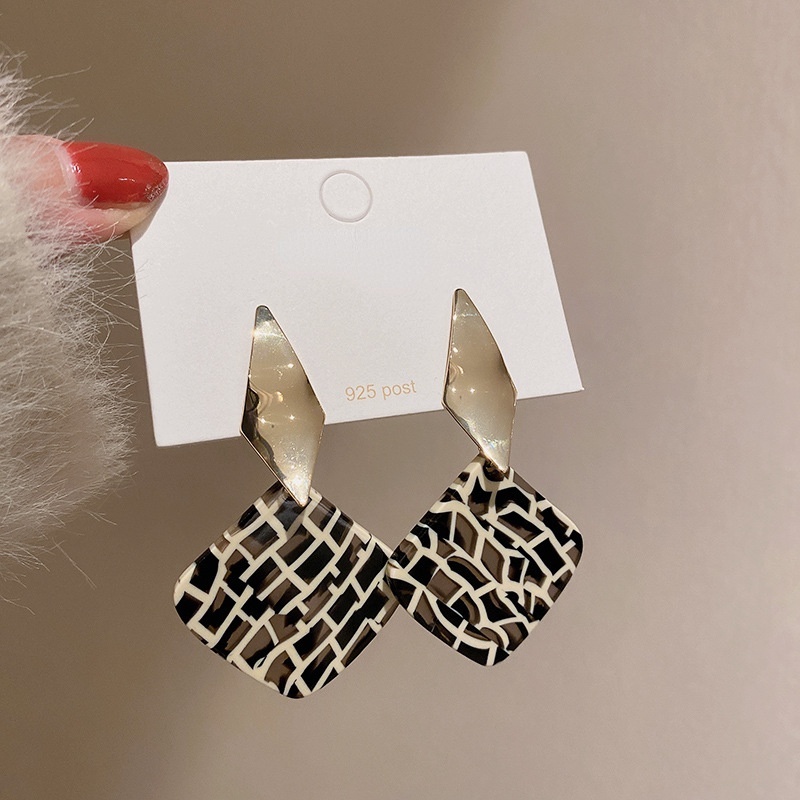 Khuyên Tai Kiểu Xếp Ly Cách Điệu Thời Trang Cá Tính