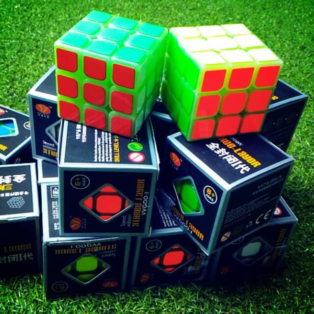 Khối Rubik 3x3 Phát Sáng Trong Bóng Tối