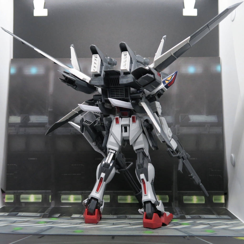 Mô hình lắp ráp Gundam MG 1/100 GAT-X105 STRIKE GUNDAM + I.W.S.P 008 kèm base