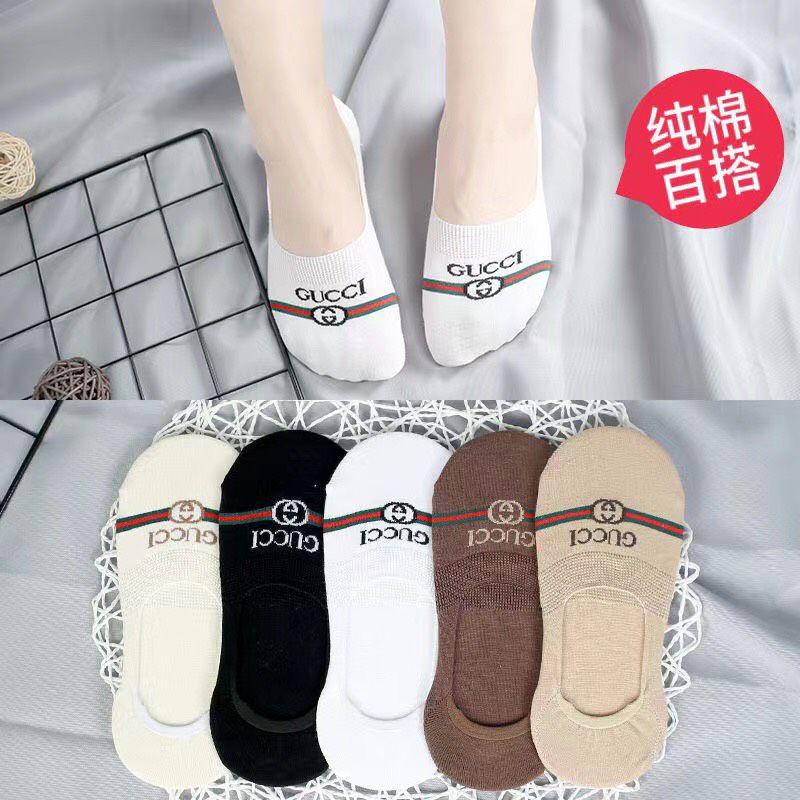 Tất đi hài, giày thương hiệu dành cho nữ.