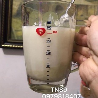 Cốc thủy tinh chia vạch có quai cầm (quà tặng từ Friso)