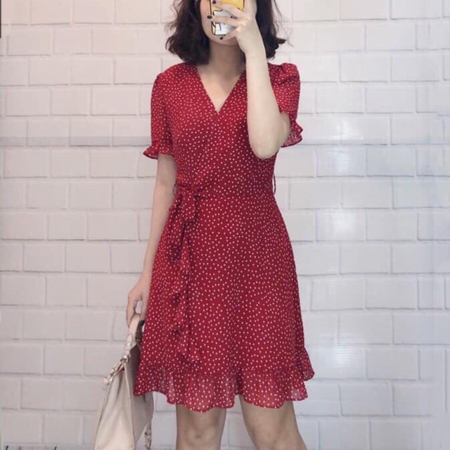 Váy đỏ chấm bi