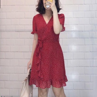 Váy đỏ chấm bi