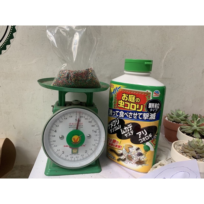 Thuốc rắc gốc trị ốc sên, cuốn chiếu và các loại côn trùng trên mặt chậu