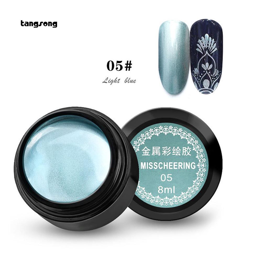 Sơn gel làm móng hong khô dưới ánh đèn LED