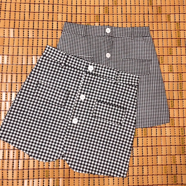 Chân váy caro không có quần bên trong