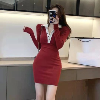 Đầm đỏ ôm dáng có nút cài mừng năm mới