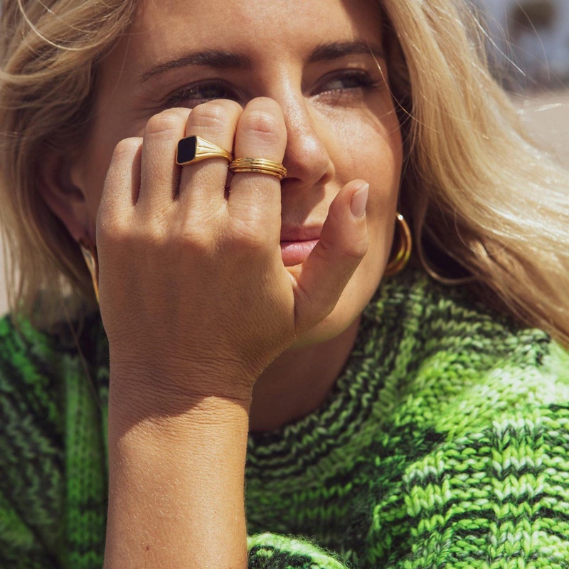 Nhẫn nam nữ titan màu vàng mặt vuông đá đen rãnh dọc không gỉ UR2109