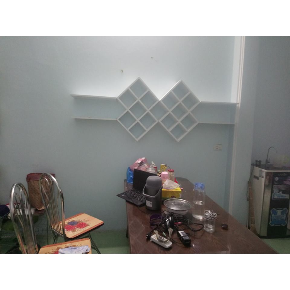 Bộ kệ rươu treo tường hiện đại phòng khách tiết kiệm không gian IGA màu Trắng - GP26.1