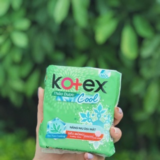 ( Gói 4 miếng) Băng Vệ Sinh Kotex Thảo Dược Cool Mát Siêu Mỏng Cánh