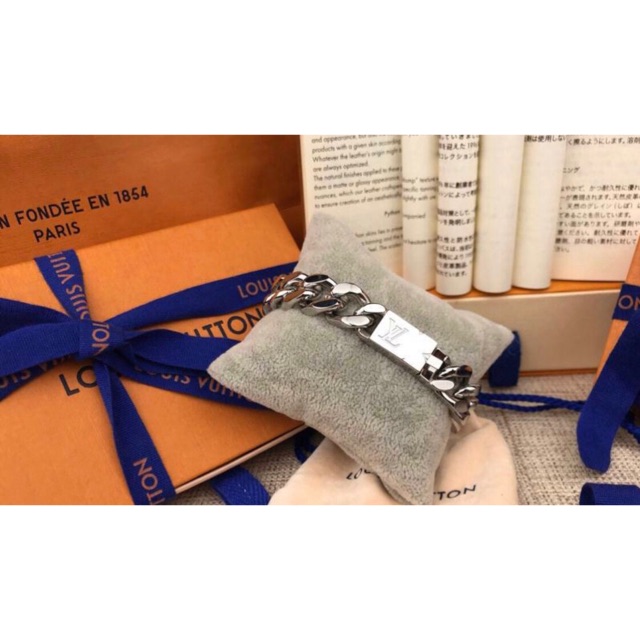 Vòng tay bạc nam LV