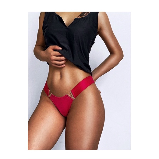 Quần lót lụa băng đính kim loại chữ V