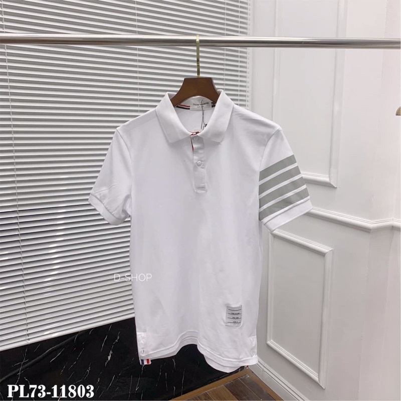 Áo phông có cổ Thom Browne xẻ tà nam nữ
