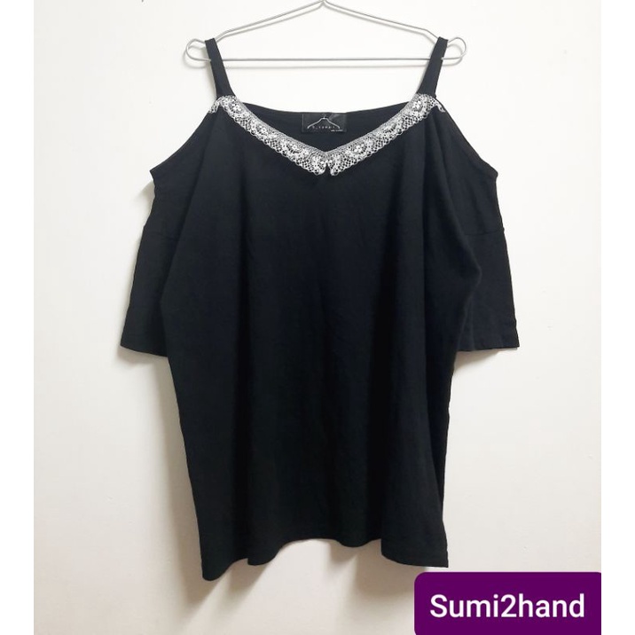 Áo thun đen cotton rớt vai viền ren trắng form rộng siêu xinh (thanh lý)