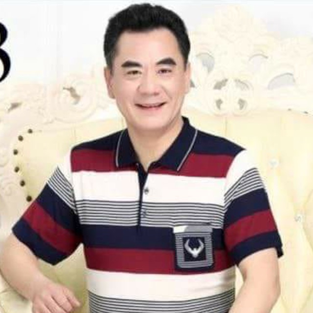 Áo phông trắng đỏ
