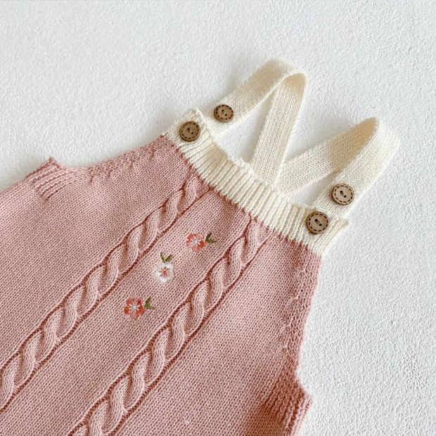 Yếm len hồng thêu hoa cài cúc gỗ dành cho bé gái (Ảnh thật)