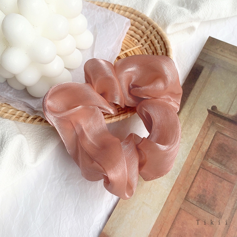 Buộc tóc thời trang nữ tính