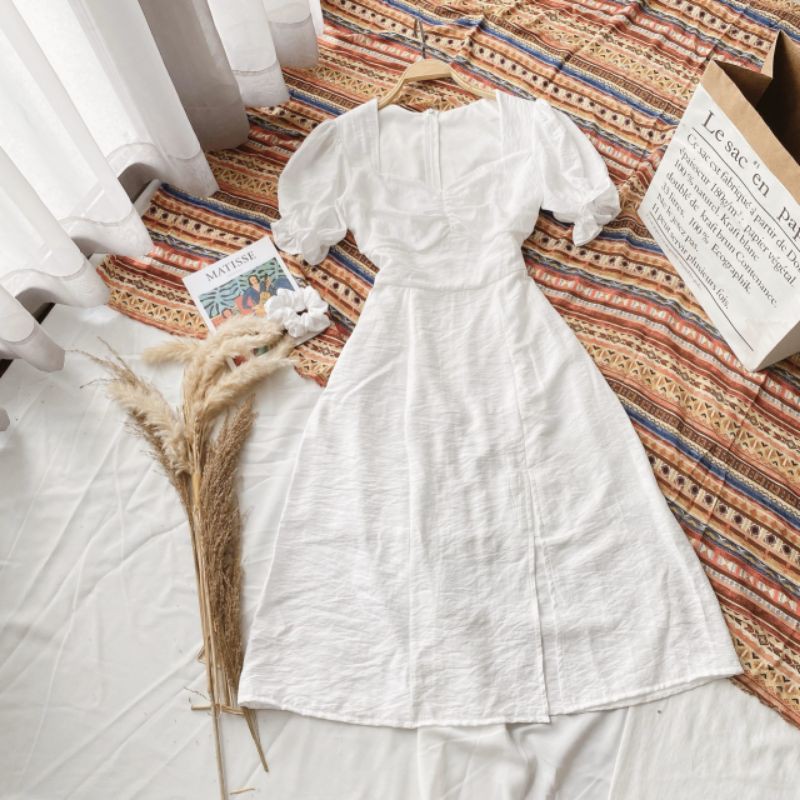 đầm midi trắng nhíu ngực xẻ tà kèm dây cột tóc