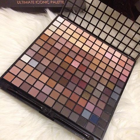 Bảng phấn mắt 144 màu Makeup Revolution