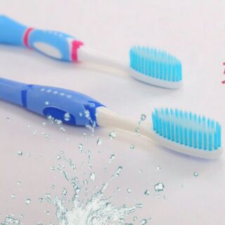 Cặp đôi bàn chải đánh răng xinh yêu