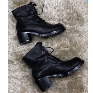 GIÀY BOOST DA THẬT