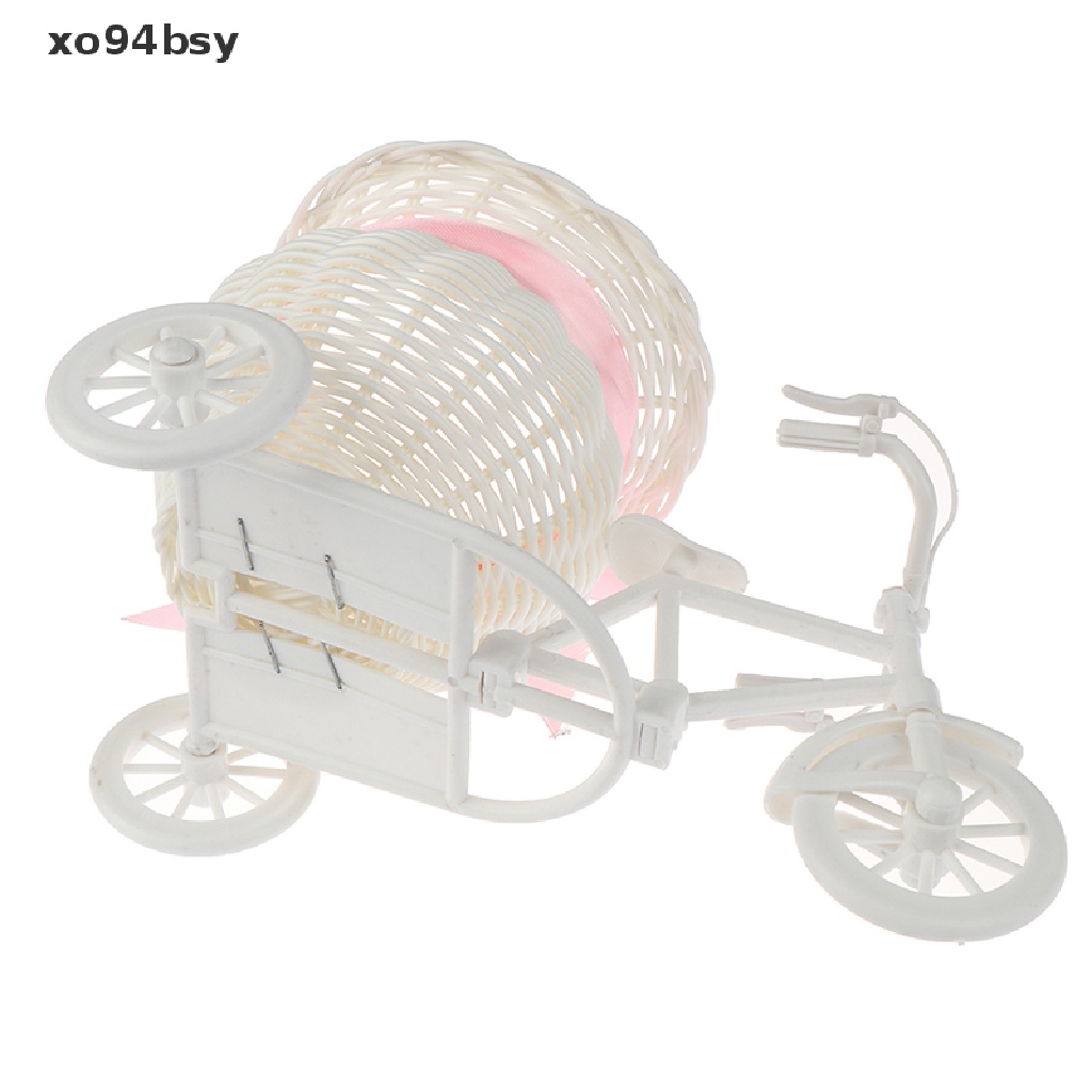 Giỏ hoa xe đạp ba bánh bằng mây trang trí tiệc cưới