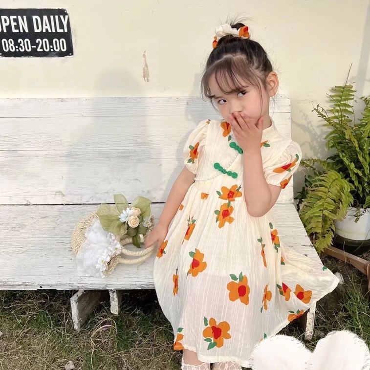 Đầm Cổ Đứng Cài Nút Đính Ngọc Trai Và Hoa Mơ Nhỏ Kiểu Trung Hoa Cho Bé Gái