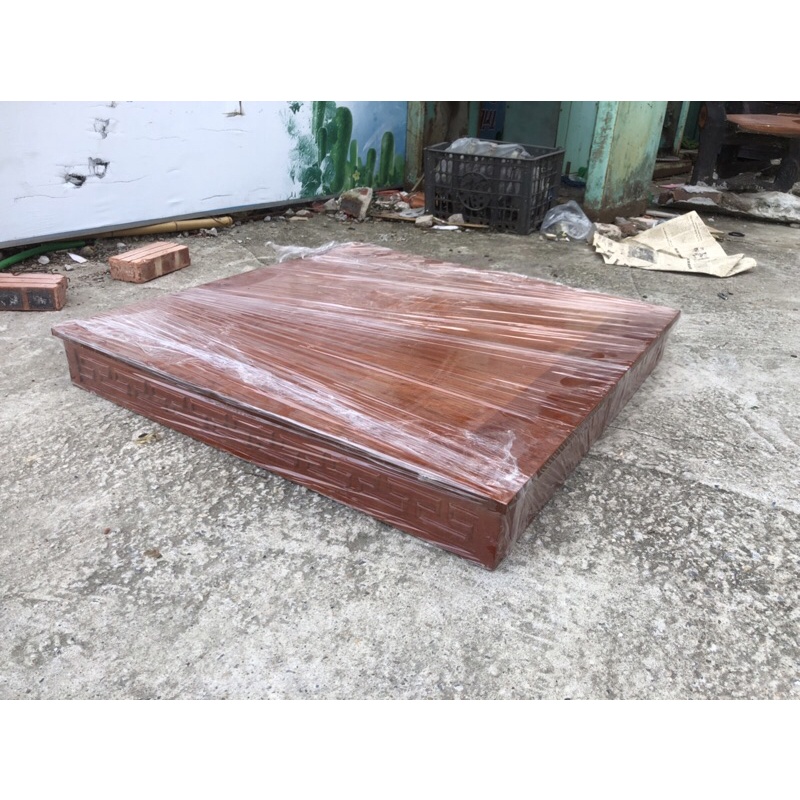 Bệ kê ban Thần tài gỗ thông màu cánh gián bền đẹp