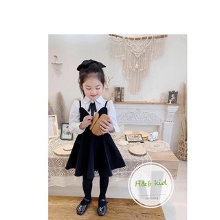 Set yếm đen mix áo sơ mi đính hoa cúc