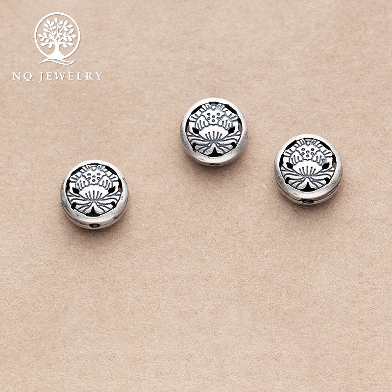 Charm bạc hình tròn hoa sen xỏ ngang - NQ Jewelry