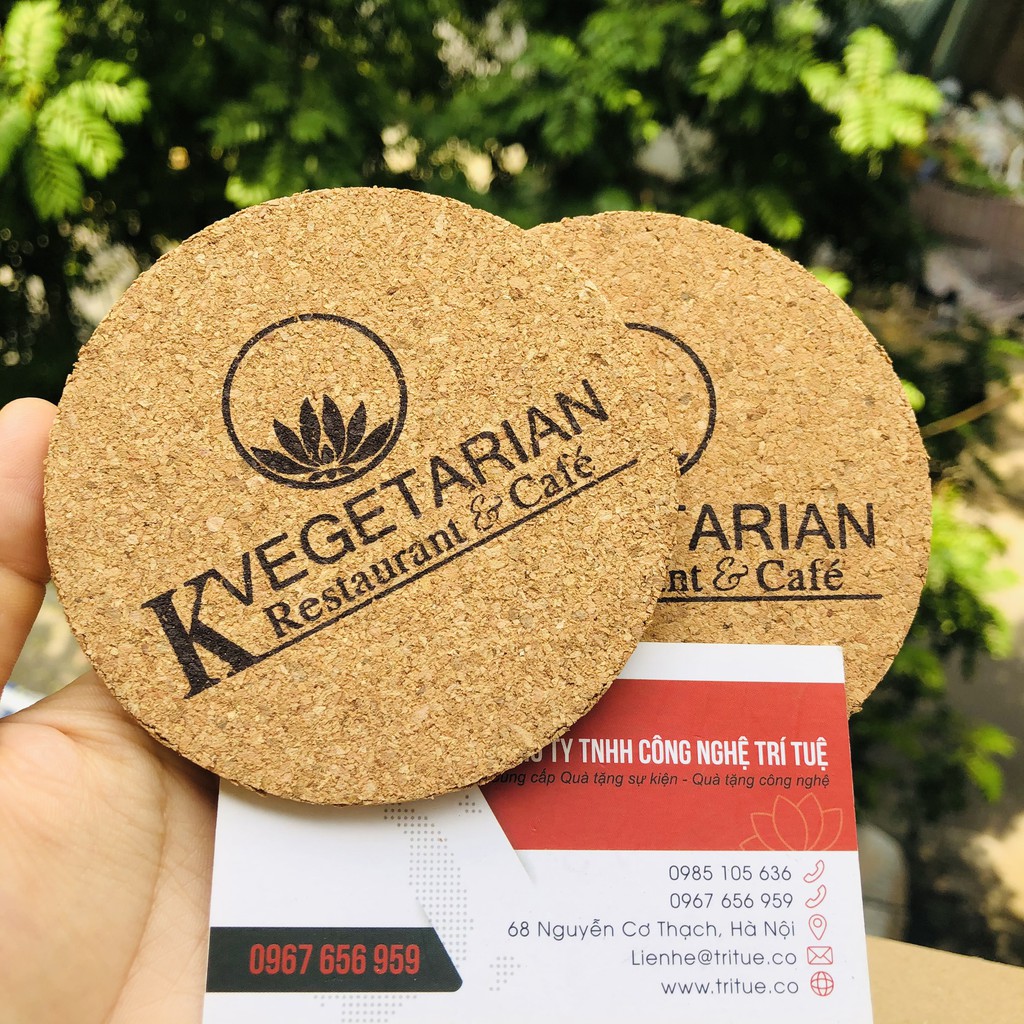 Mua đế lót ly gỗ mùn về kê cốc. Bán đế lót ly gỗ nút bần có sẵn. In đế lót ly gỗ ép theo logo của mình.