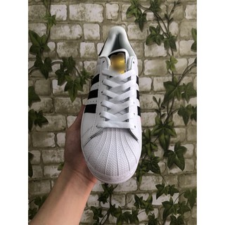 Giày sneaker trắng sần