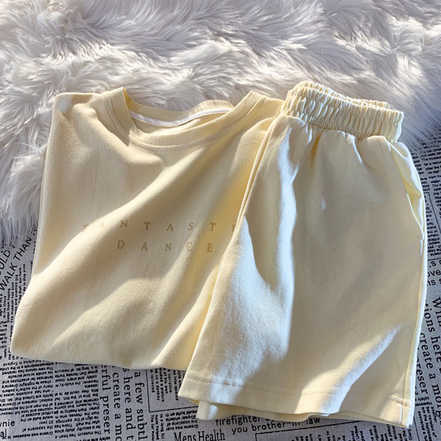 Bộ đồ ngủ coton màu vàng mặc ở nhà